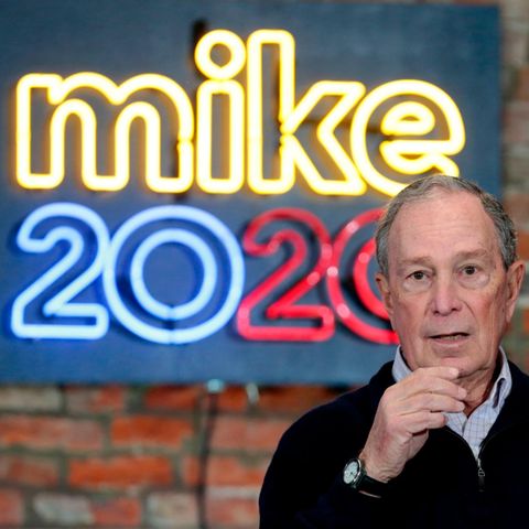 Michael Bloomberg vor seinem Wahlkamoflogo Mike 2020