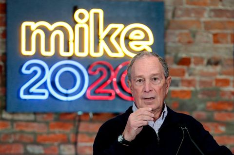 Michael Bloomberg vor seinem Wahlkamoflogo Mike 2020