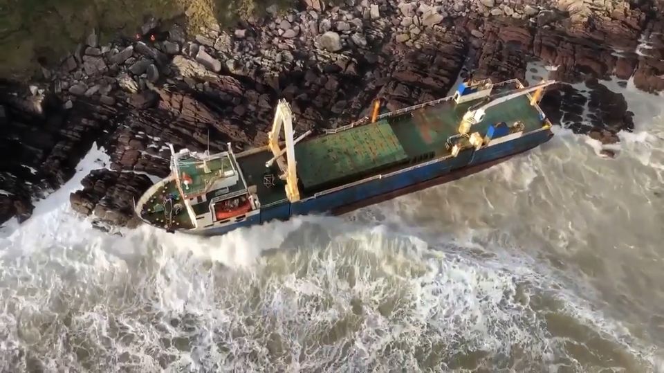 Sturm "Dennis" spült ein Geisterschiff an die irische Küste.
