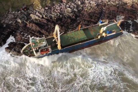 Sturm "Dennis" spült ein Geisterschiff an die irische Küste.