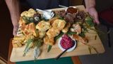 Holzplatte mit Bush Food