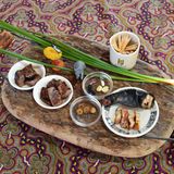 Schälchen mit Fleisch von Emu, Känguru und Aal