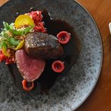 Gegrilltes Emufleisch auf dem Teller