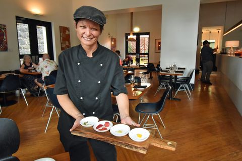 Bild 1 von 9 der Fotostrecke zum Klicken:  Vanessa vom Restaurant Charcoal Lane in Melbourne bringt eine Vorspeisen-Variation von Abroriginal Food