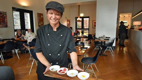 Bild 1 von 9 der Fotostrecke zum Klicken:  Vanessa vom Restaurant Charcoal Lane in Melbourne bringt eine Vorspeisen-Variation von Abroriginal Food