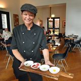 Bild 1 von 9 der Fotostrecke zum Klicken:  Vanessa vom Restaurant Charcoal Lane in Melbourne bringt eine Vorspeisen-Variation von Abroriginal Food