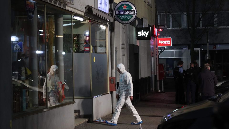 Ermittlern sicherten Spuren am ersten Tatort, einer Bar am Heumarkt