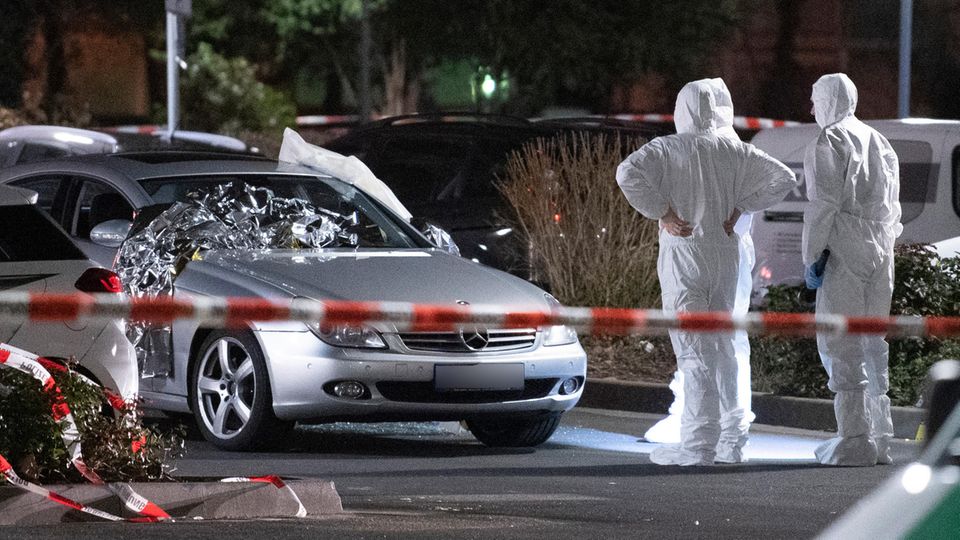 Forensiker am zweiten Tatort: Ein silberfarbener Mercedes wurde genauer untersucht