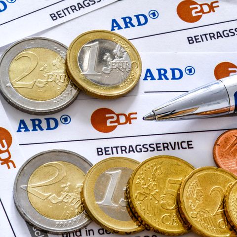 Geldstücke und Abrechnungen für den Rundfunkbeitrag