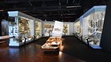 Beleuchtete Vitrinen im Melbourne Museum