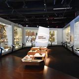 Beleuchtete Vitrinen im Melbourne Museum