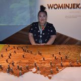 Di-Di Vaha'akolo steht hinter einer Victoria-Karte