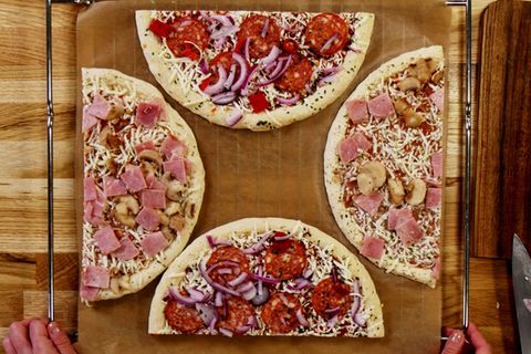 So passen zwei Pizzen auf ein Blech.