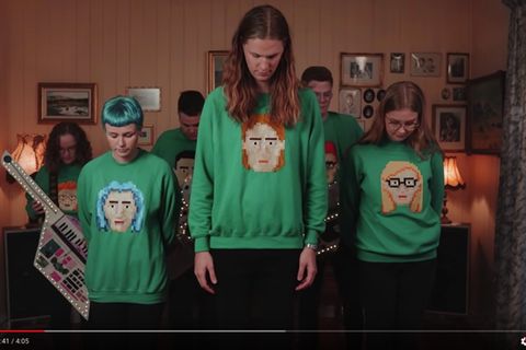 Daði og Gagnamagnið in ihrem Video zu "Think About Things"