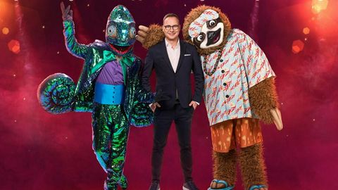 "Masked Singer"-Moderator Matthias Opdenhövel mit seinen zwei neuen Kandidaten