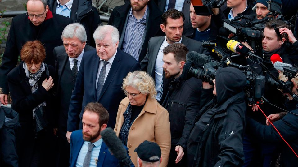 Bundesinnenminister Horst Seehofer wurde bei seinem Besuch in Hanau von zahlreichen Pressevertretern begleitet
