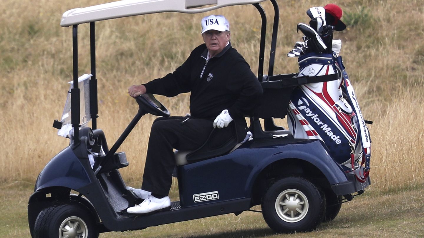 Donald Trump, hier im Juli 2018 in seinem eigenen Golfclub in Turnberry, Schottland, golft deutlich mehr als Barack Obama