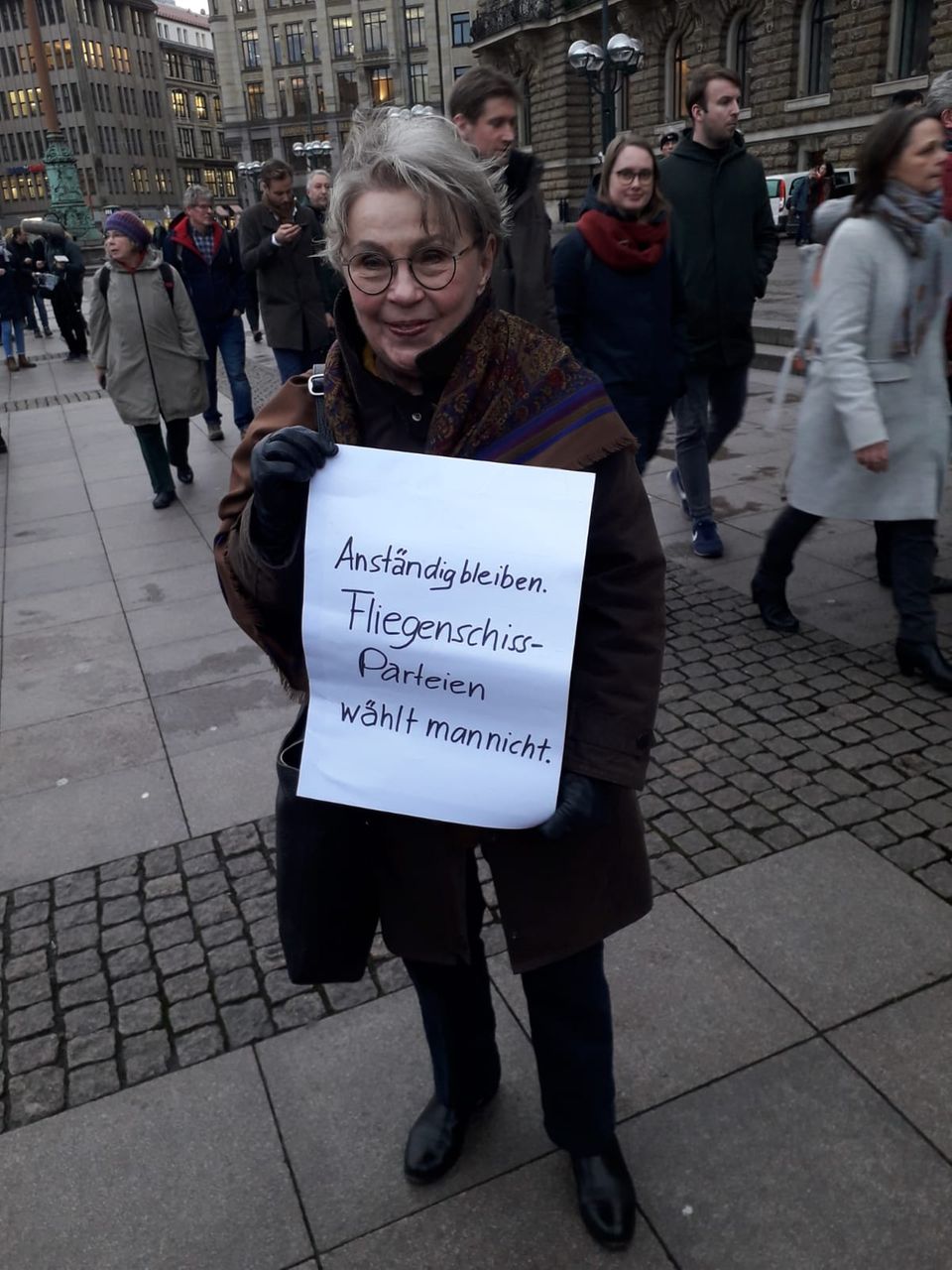 Gedenkveranstaltung in Hamburg: Diese Frau hat zum ersten Mal in ihrem Leben ein Plakat gebastelt, sagte sie dem stern.