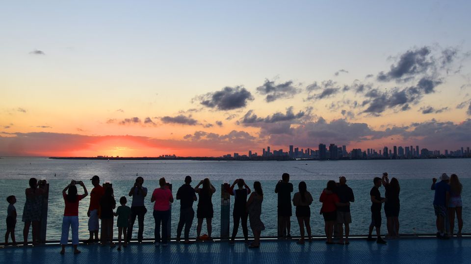 Sonnenuntergang vom Achterdeck aus gesehen: Abends legen die meisten Kreuzfahrtschiffe in Miami ab und fahren aufs offene Meer.