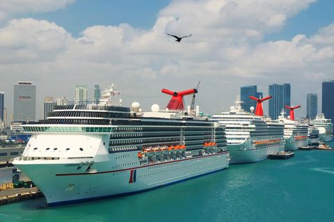 Hier gehen täglich bis zu 15.000 Passagiere an Bord: der Kreuzfahrthafen von Miami auf Dodge Island 