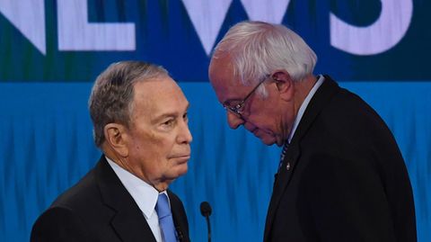 Michael Bloomberg (l.) hatte beim TV-Duell besonders mit den Angriffen von Bernie Sanders zu kämpfen