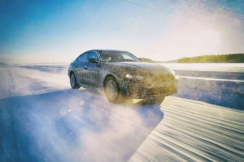 Der BMW i4 steht in Genf als seriennaher Prototyp
