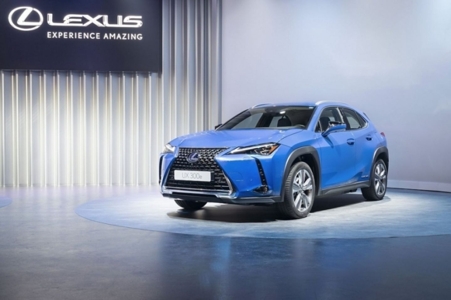 Der Lexus UX 300e soll rund 400 Kilometer weit kommen