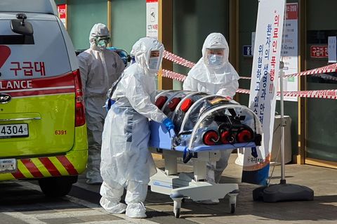 Südkorea, Daegu: Mediziner in Schutzkleidung bringen einen Patienten in das Kyungpook National University Hospital