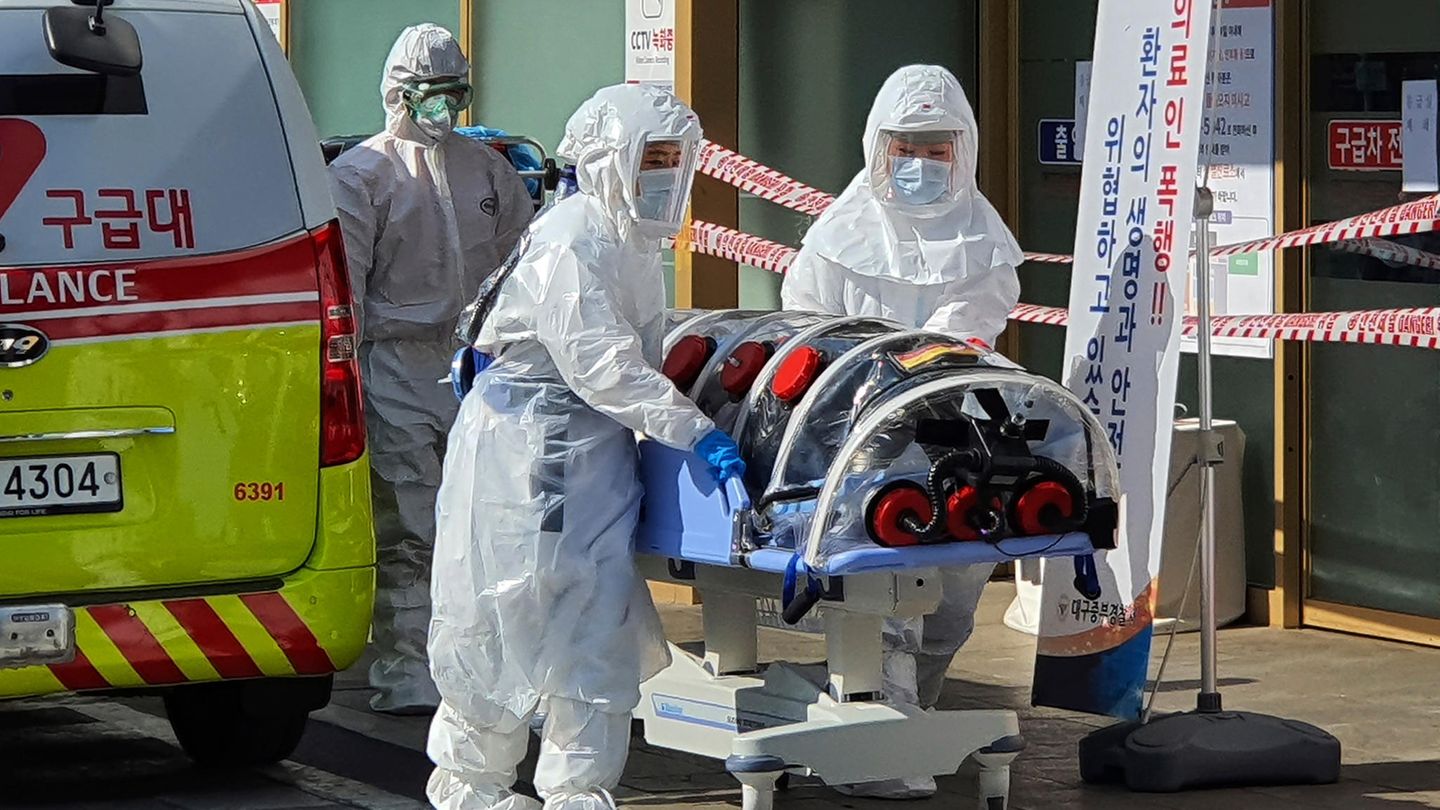 Südkorea, Daegu: Mediziner in Schutzkleidung bringen einen Patienten in das Kyungpook National University Hospital