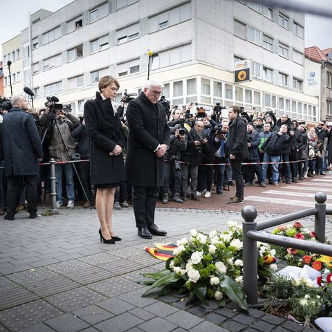 Bundespräsident Frank-Walter Steinmeier besucht mit seiner Frau die Tatorte in Hanau