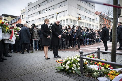 Bundespräsident Frank-Walter Steinmeier besucht mit seiner Frau die Tatorte in Hanau