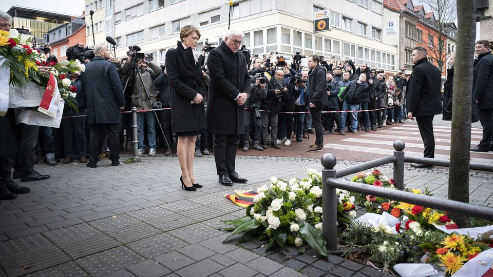 Bundespräsident Frank-Walter Steinmeier besucht mit seiner Frau die Tatorte in Hanau