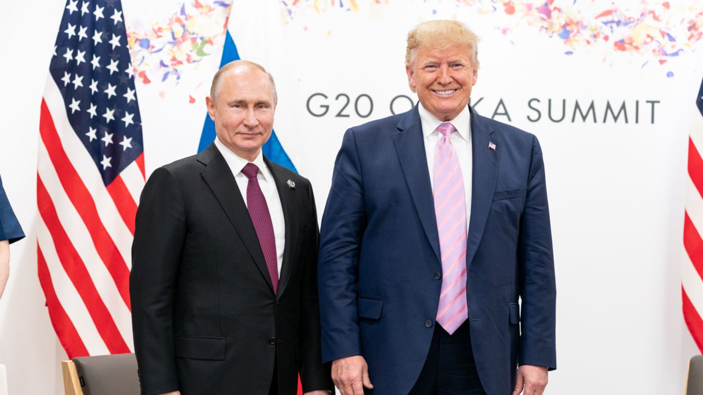 Donald Trump (r) und Wladimir Putin während eines bilateralen Treffens beim G20-Gipfel 2019 in Osaka