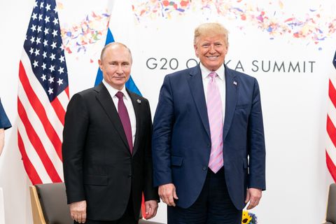Donald Trump (r) und Wladimir Putin während eines bilateralen Treffens beim G20-Gipfel 2019 in Osaka