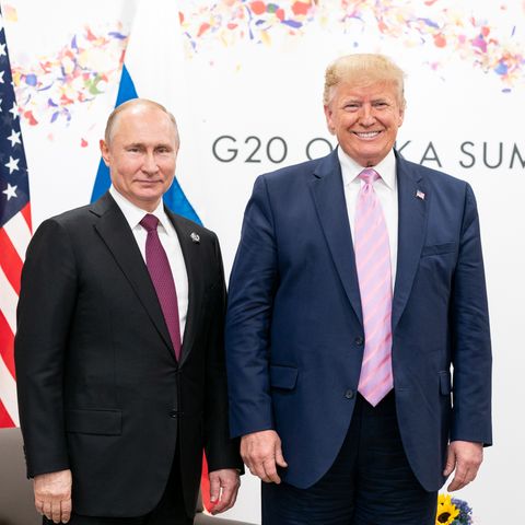 Donald Trump (r) und Wladimir Putin während eines bilateralen Treffens beim G20-Gipfel 2019 in Osaka