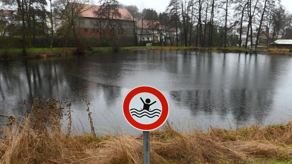 Nachrichten aus Deutschland: Ein Schild steht vor dem Feuerwehrlöschteich in Seigertshausen
