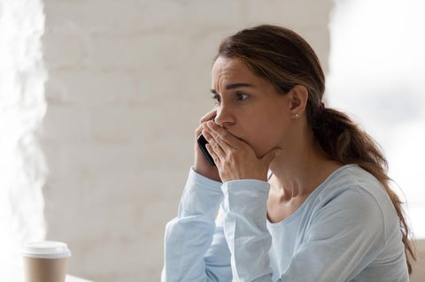 Angst vor dem Telefonieren: Eine Frau hält ein Smartphone in der Hand
