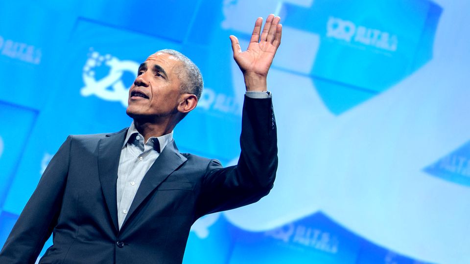 Barack Obama, ehemaliger Präsident der USA, steht Ende September während seiner Eröffnungsrede auf der Bühne des Unternehmensgründer- und Investorentreffens Bits & Pretzels in München