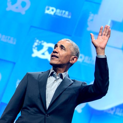 Barack Obama, ehemaliger Präsident der USA, steht Ende September während seiner Eröffnungsrede auf der Bühne des Unternehmensgründer- und Investorentreffens Bits & Pretzels in München