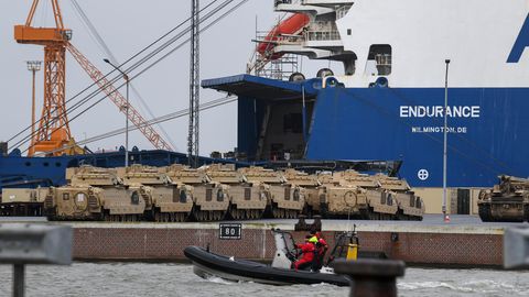 Panzer der US-Armee stehen neben dem Frachtschiff "Endurance" in Bremerhaven