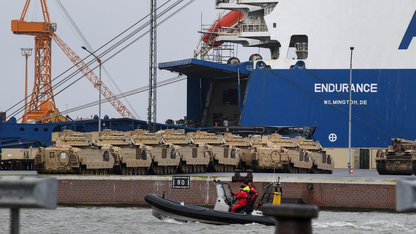 Panzer der US-Armee stehen neben dem Frachtschiff "Endurance" in Bremerhaven