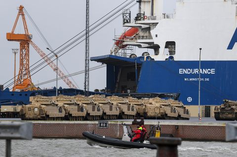 Panzer der US-Armee stehen neben dem Frachtschiff "Endurance" in Bremerhaven