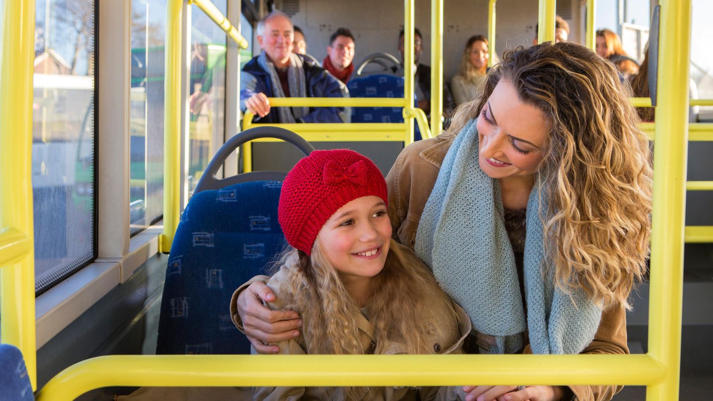 Mutter und Tochter sitzen im Bus