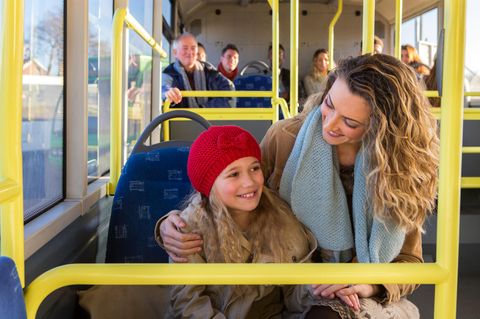 Mutter und Tochter sitzen im Bus
