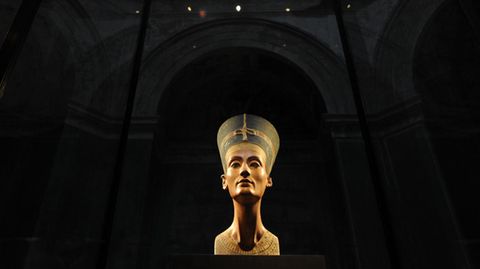 Die Büste der Nofretete in einem abgedunkelten Raum des Neuen Museums in Berlin