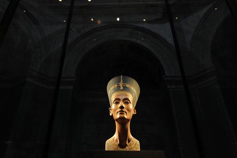 Die Büste der Nofretete in einem abgedunkelten Raum des Neuen Museums in Berlin