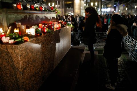 Menschen trauern am Abend in Hanau
