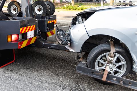 Auto wird nach Unfall abgeschleppt