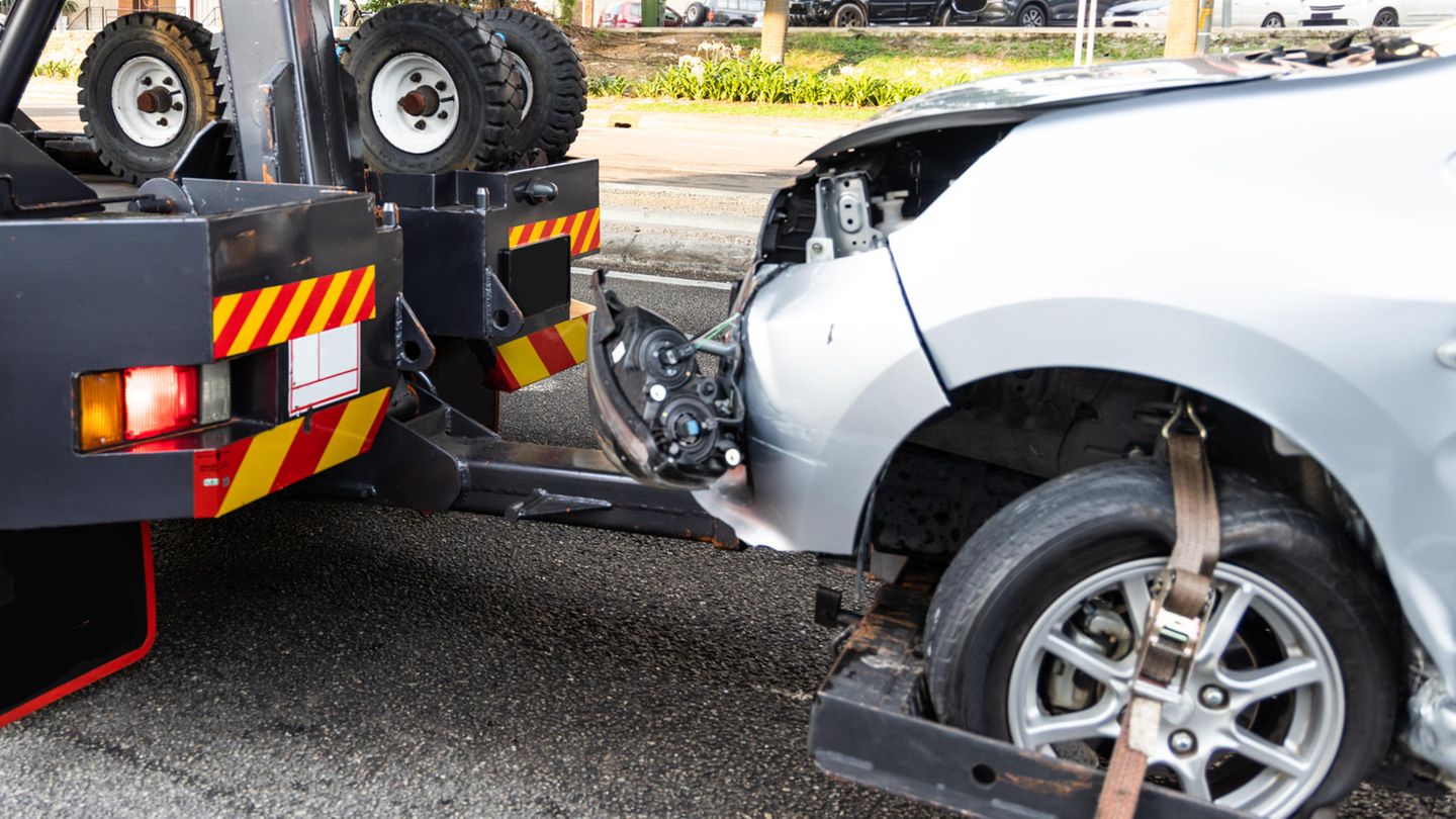 Auto wird nach Unfall abgeschleppt