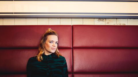 Nora Gantenbrink sitzt auf einem Sofa in einer Hamburger Kneipe